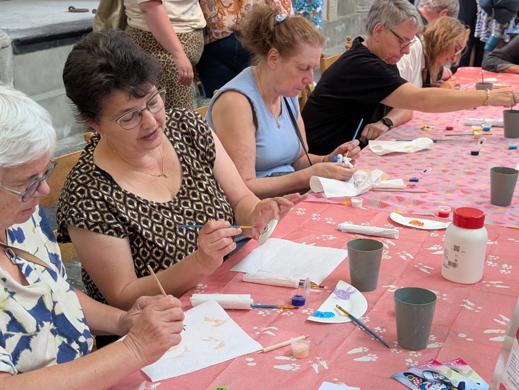 Mensen schilderen aan een tafel.